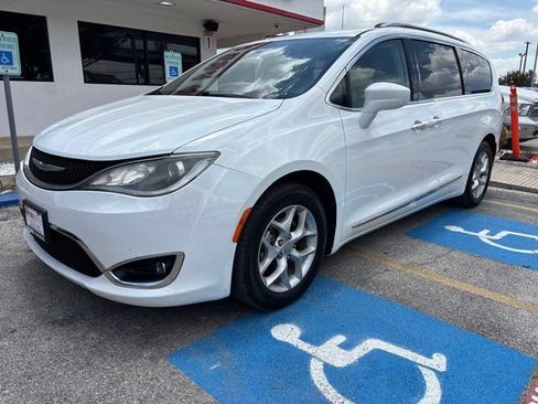 Used 2019 Chrysler Pacifica Touring-L Plus w/ Tire & Wheel Group FWD image 3