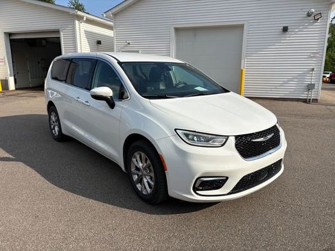 Used 2023 Chrysler Pacifica Touring-L w/ Uconnect Theater Family Group AWD/4WD image 6