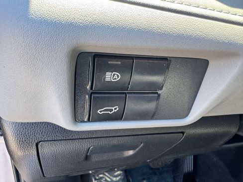 Used 2021 Toyota Highlander XLE AWD/4WD image 27