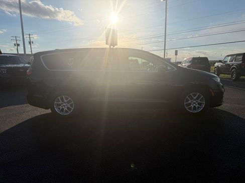 Used 2023 Chrysler Pacifica Touring-L FWD image 8
