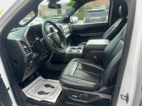 Used 2019 Ford Expedition XLT w/ Equipment Group 202A AWD/4WD image 17