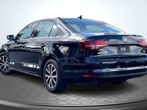 Used 2017 Volkswagen Jetta SE image 2