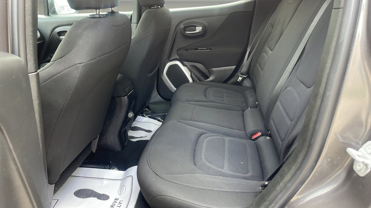 Used 2018 Jeep Renegade Latitude FWD image 15