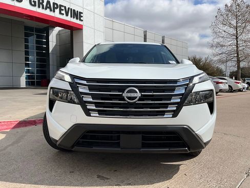 Used 2025 Nissan Rogue SV image 3