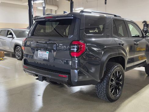 Used 2025 Toyota 4Runner SR5 AWD/4WD image 11