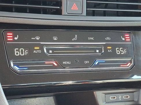 Certified 2025 Volkswagen Jetta SE FWD image 19