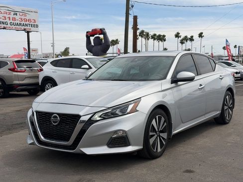 Used 2022 Nissan Altima 2.5 SV w/ SV Premium Package image 2