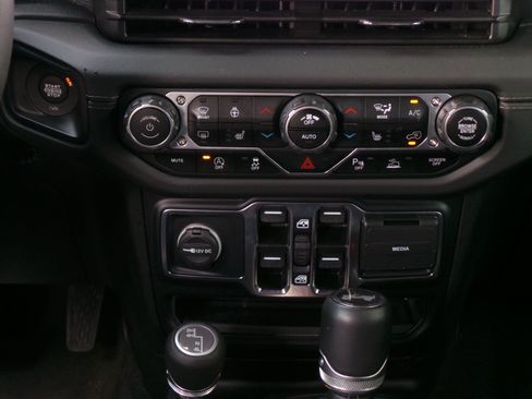 Used 2024 Jeep Wrangler Unlimited Sahara w/ Technology Group AWD/4WD image 14