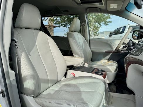 Used 2013 Toyota Sienna XLE image 15