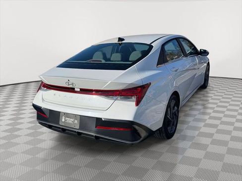 Certified 2025 Hyundai Elantra SEL image 6