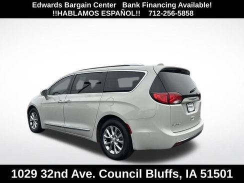Used 2020 Chrysler Pacifica Limited w/ Tire & Wheel Group FWD image 5