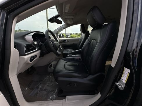 Used 2023 Chrysler Pacifica Touring-L FWD image 13