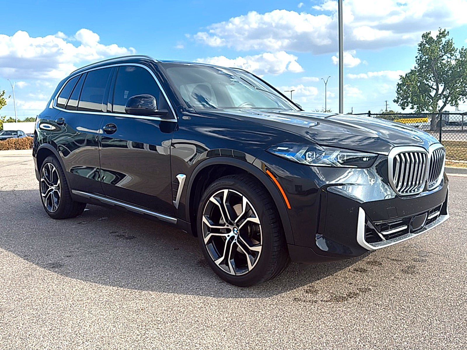 Used 2024 BMW X5 xDrive40i w/ Premium Package AWD/4WD image 3