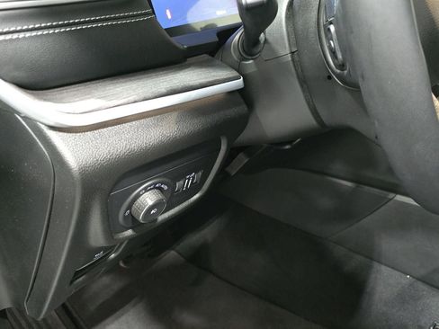 Used 2024 Jeep Grand Cherokee Limited image 11