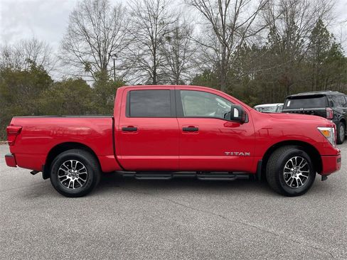 Used 2024 Nissan Titan SV w/ SV Convenience Package image 2