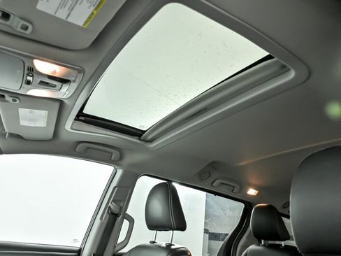 Used 2016 Toyota Sienna SE w/ SE Preferred Package FWD image 17