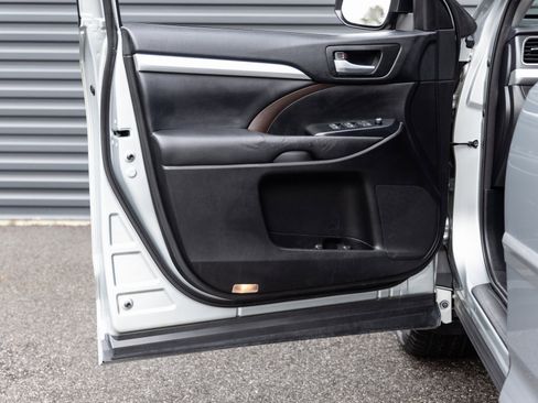 Used 2017 Toyota Highlander XLE image 17