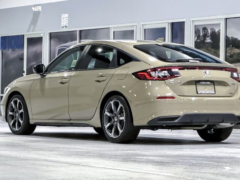 Used 2025 Honda Civic Sport Touring image 3