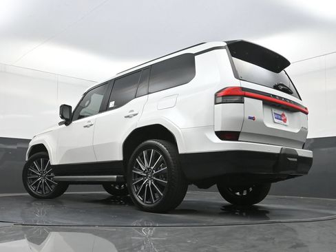 Used 2024 Lexus GX 550 w/ Accessory Package (2T) AWD/4WD image 32