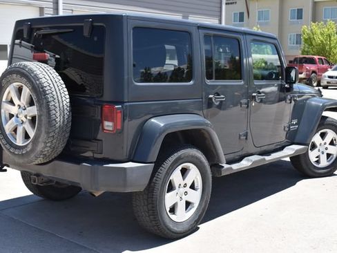 Used 2018 Jeep Wrangler Unlimited Sahara w/ Connectivity Group AWD/4WD image 5