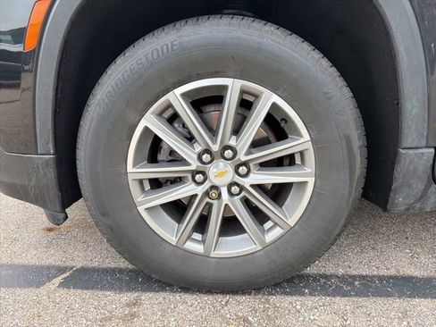 Used 2023 Chevrolet Traverse LT image 3