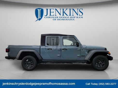 Used 2024 Jeep Gladiator Sport AWD/4WD image 3