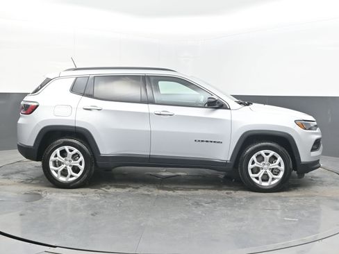 Used 2024 Jeep Compass Latitude image 8