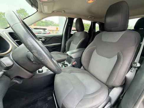 Used 2016 Jeep Cherokee Latitude w/ Cold Weather Group AWD/4WD image 14