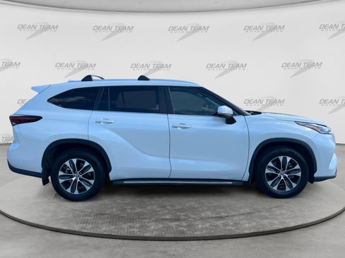 Used 2024 Toyota Highlander XLE FWD image 8