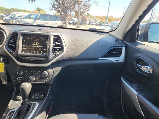 Used 2017 Jeep Cherokee Trailhawk w/ Cold Weather Group AWD/4WD image 10