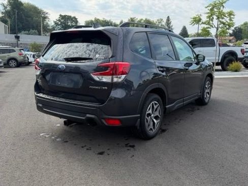 Used 2019 Subaru Forester Premium AWD/4WD image 3