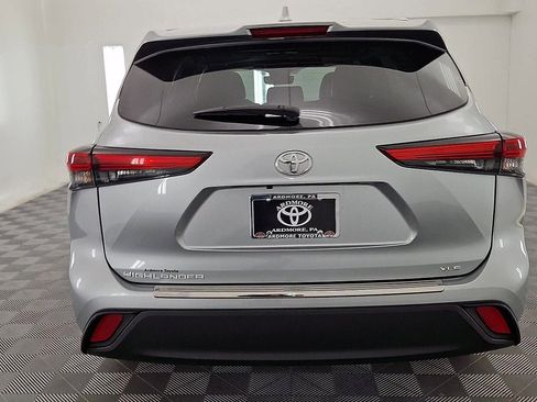 Used 2023 Toyota Highlander XLE FWD image 3