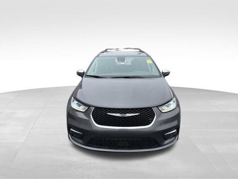 Used 2023 Chrysler Pacifica Limited FWD image 3