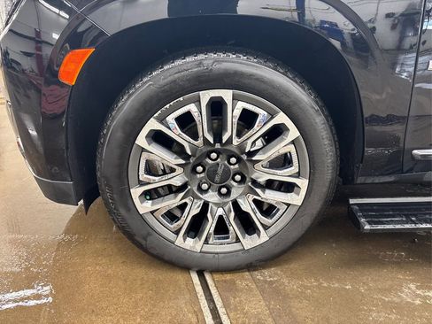 Used 2023 GMC Yukon Denali Ultimate image 12