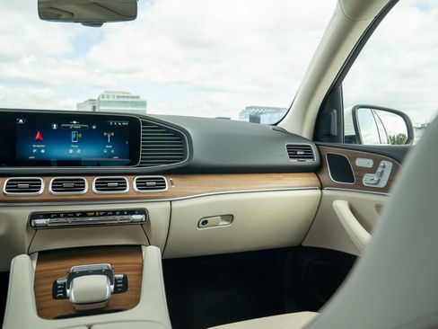Certified 2025 Mercedes-Benz GLE 450e 4MATIC w/ Driver Assistance Package image 17