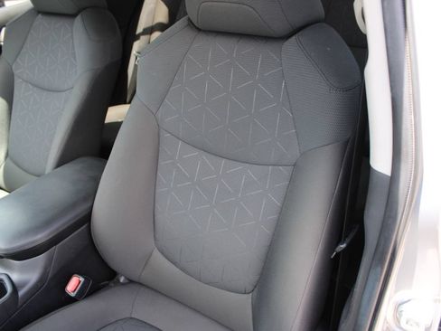 Used 2024 Toyota RAV4 XLE AWD/4WD image 17