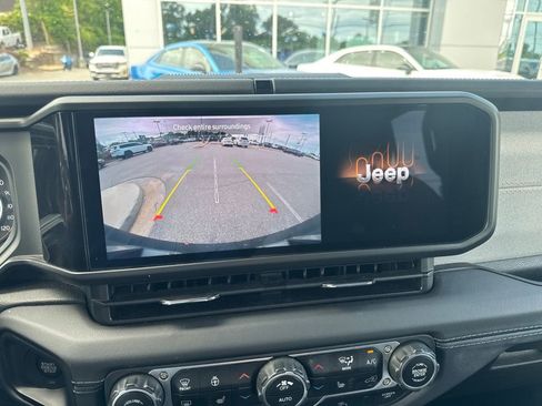 Used 2025 Jeep Wrangler Unlimited Sahara AWD/4WD image 16