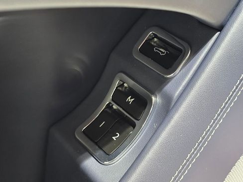 Used 2022 Bentley Bentayga image 33