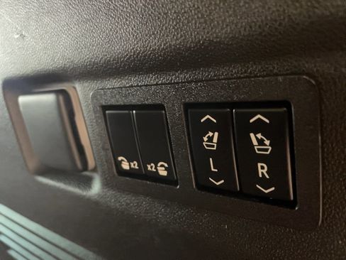 Used 2023 Chevrolet Suburban Premier AWD/4WD image 29