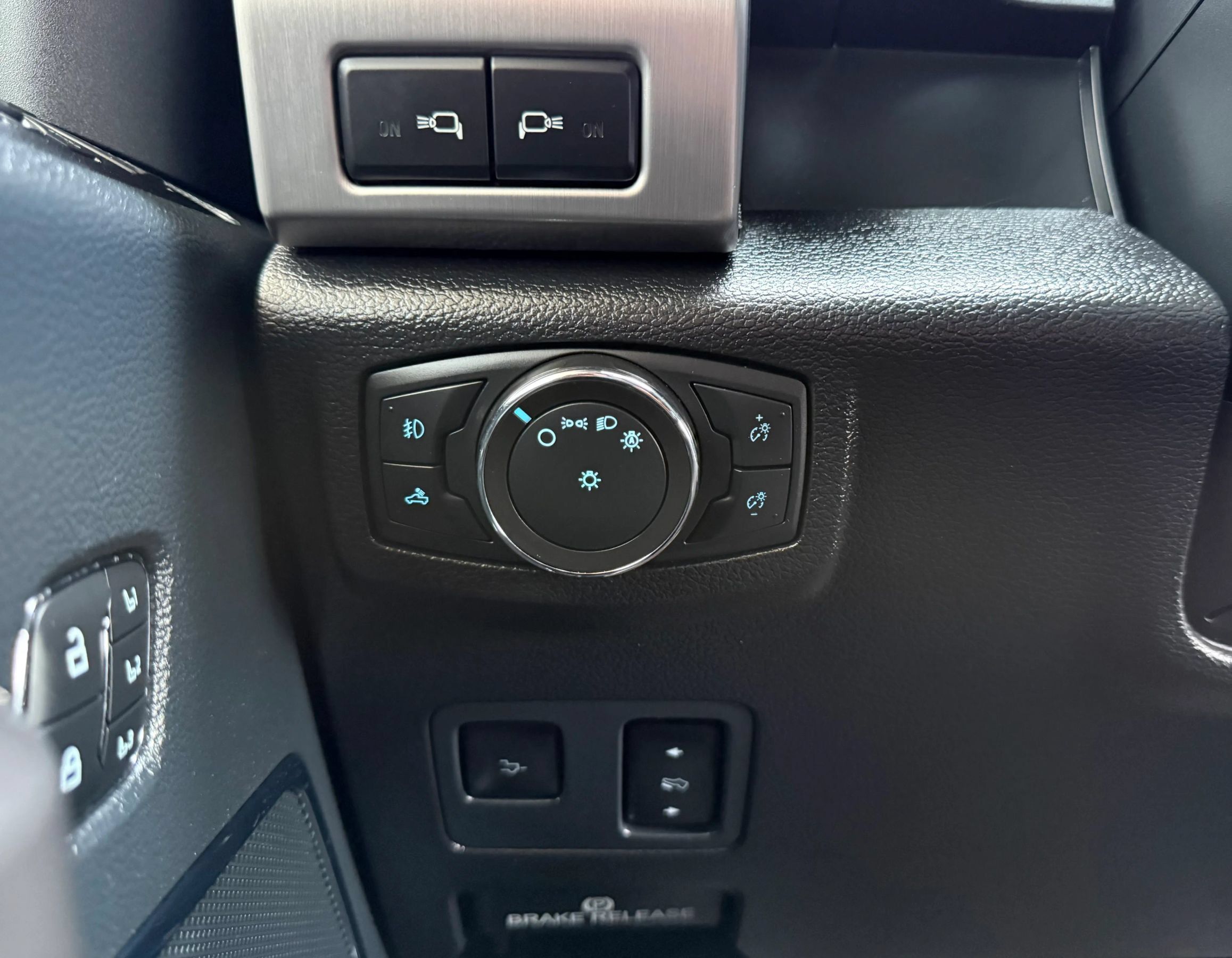 Used 2022 Ford F250 Platinum w/ FX4 Off-Road Package AWD/4WD image 25