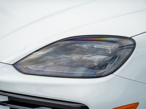 Certified 2025 Porsche Cayenne E-Hybrid Coupe AWD/4WD image 25