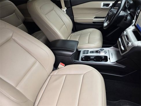 Used 2021 Ford Explorer XLT w/ Equipment Group 202A image 10