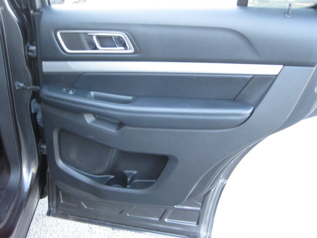 Used 2017 Ford Explorer XLT AWD/4WD image 32