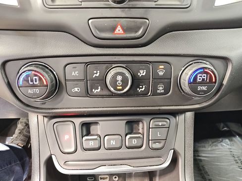 Used 2021 GMC Terrain SLE w/ Driver Convenience Package image 23