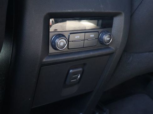 Used 2018 Chevrolet Traverse LT FWD image 30