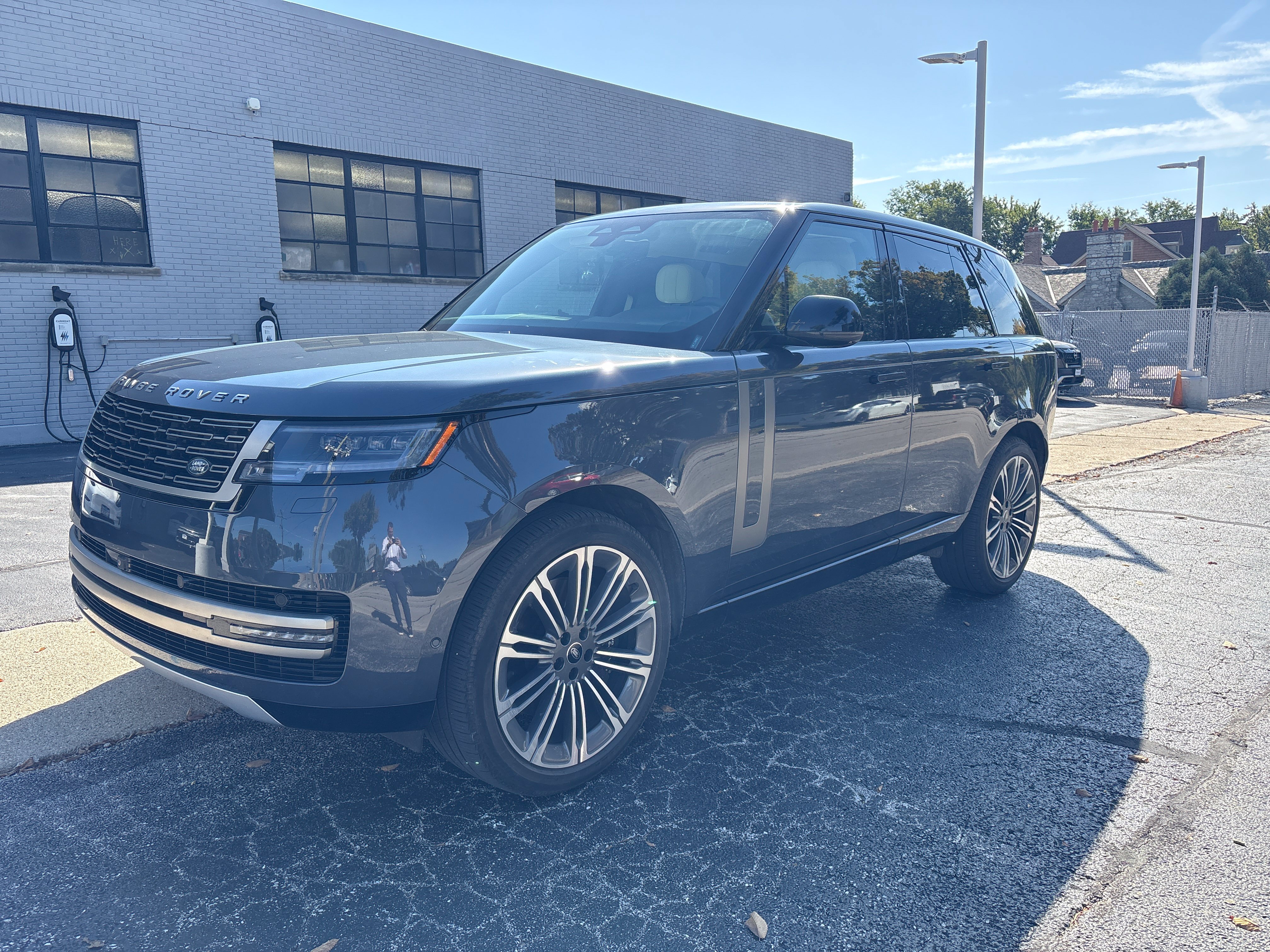 Used 2025 Land Rover Range Rover SE AWD/4WD image 1