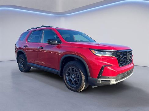 Used 2025 Honda Pilot TrailSport image 7