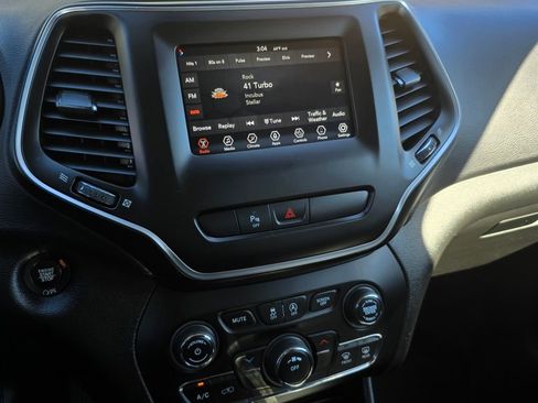 Used 2019 Jeep Cherokee Latitude Plus image 13