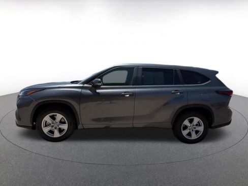 Used 2025 Toyota Highlander LE FWD image 9