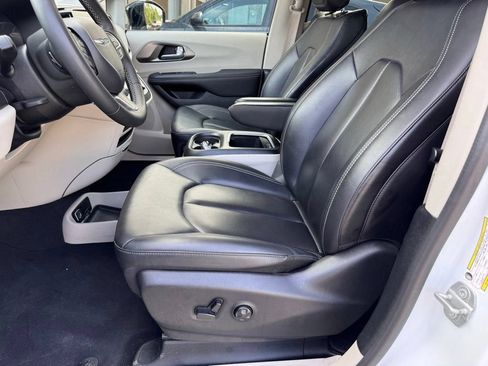 Used 2024 Chrysler Pacifica Limited FWD image 9